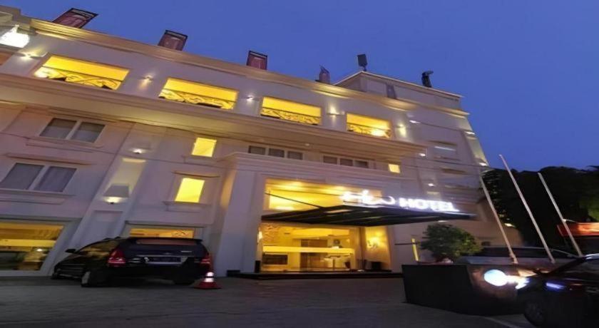 Hw Hotel Padang Exterior foto