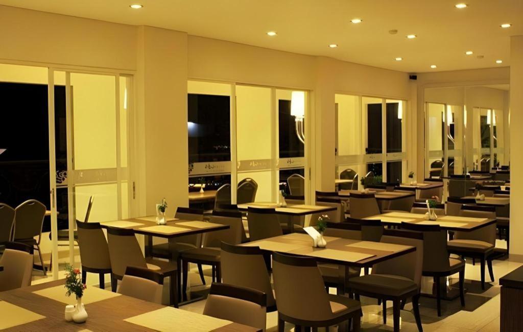 Hw Hotel Padang Exterior foto